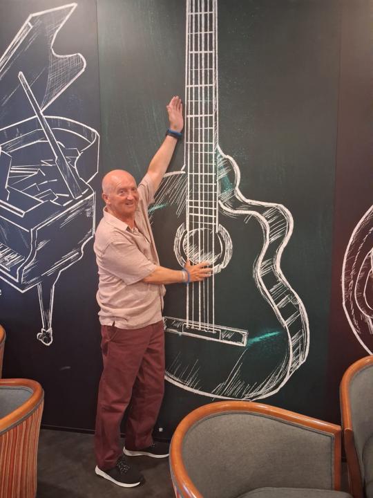 Do you have trouble getting your fingers round the neck?