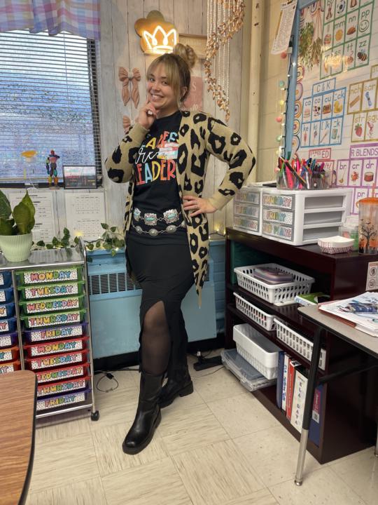 👑 Who said teacher outfits have to be boring?!?!?