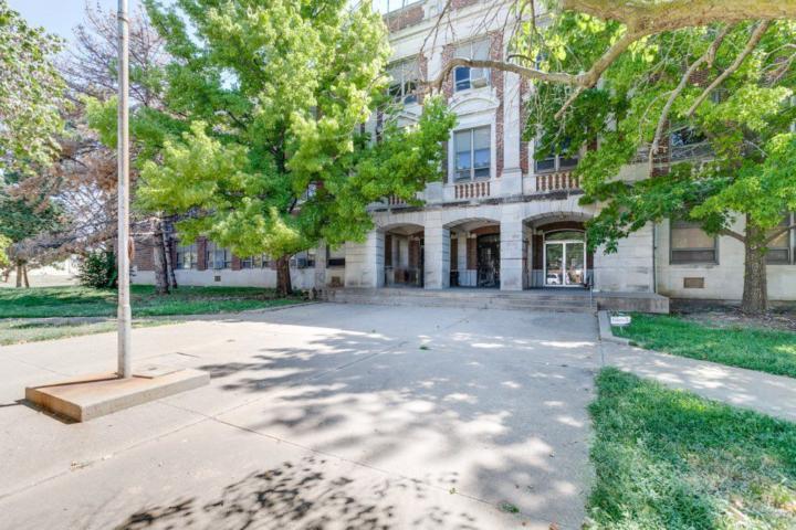 Wellington, KS, 67152  Commercial Flip 