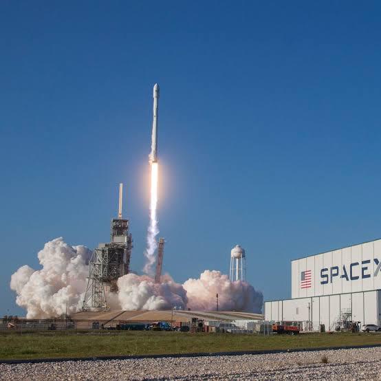 🚀 3. SpaceX – Reusable Rockets