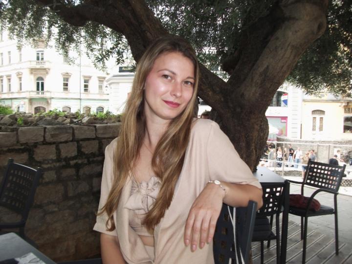 Dóra Csőkör