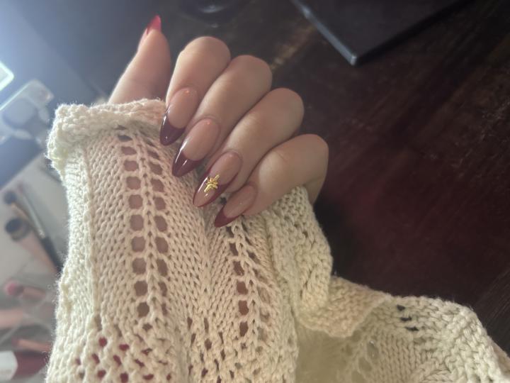 guess who got her nails doneee 😋😋