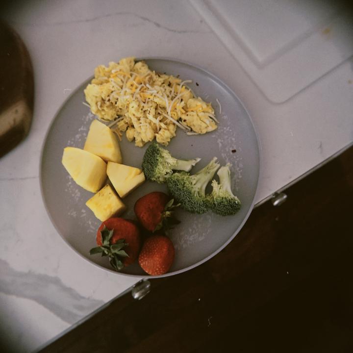 2 eggs, pineapple, strawberries, and raw broccoli. 😸