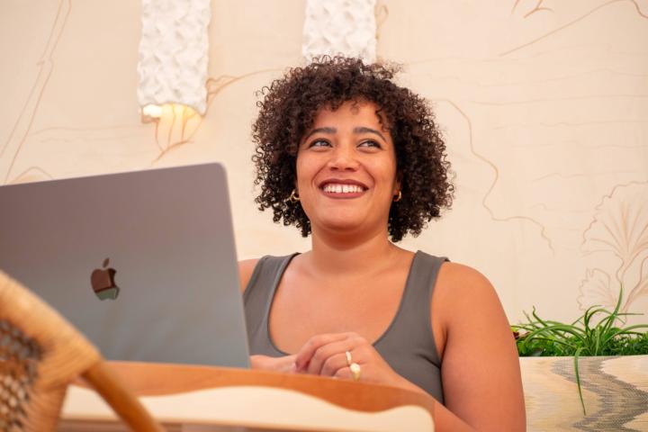 Je suis Coumba, digital nomad et Fractional COO (bras droit stratégique et opérationnel) 