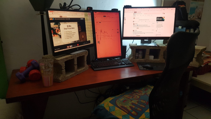 👋 Introduce yourself + share a pic of your workspace