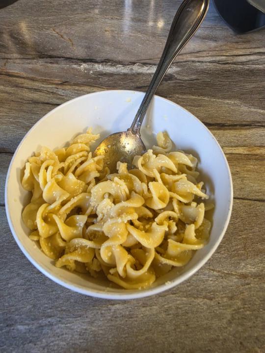 Simple. Comforting. Flavorful. And made lighter without losing that cozy buttery taste ✨🍝 🌿 Healthy Buttered Noodles Recipe