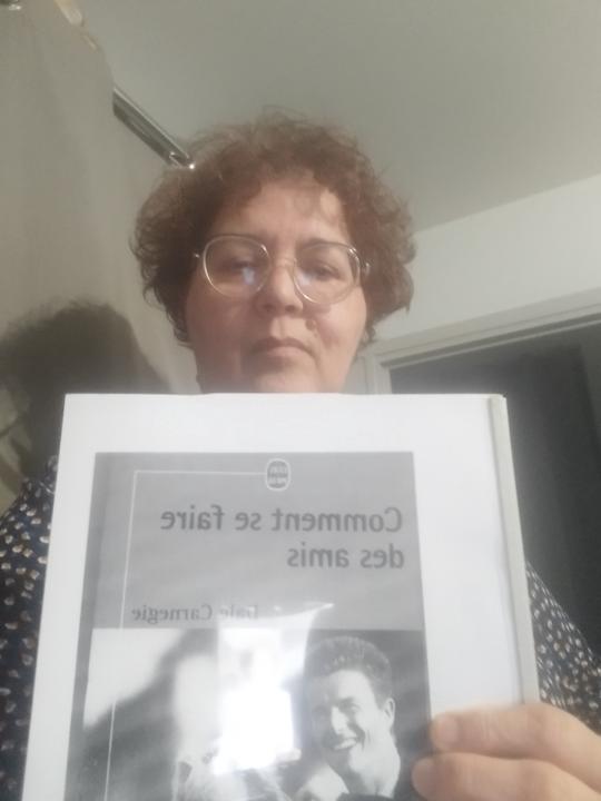 Comment se faire des amis, je l'ai lu il y a quelques années lors de mon précédent mlm, mon parrain me l'avait photocopie. 