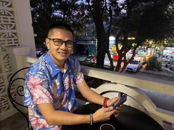 Tôi đang ngồi ở một quán nhỏ trong phố cổ Hội An… 