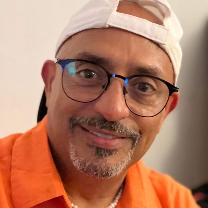 Carlos R López