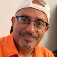 Carlos R López