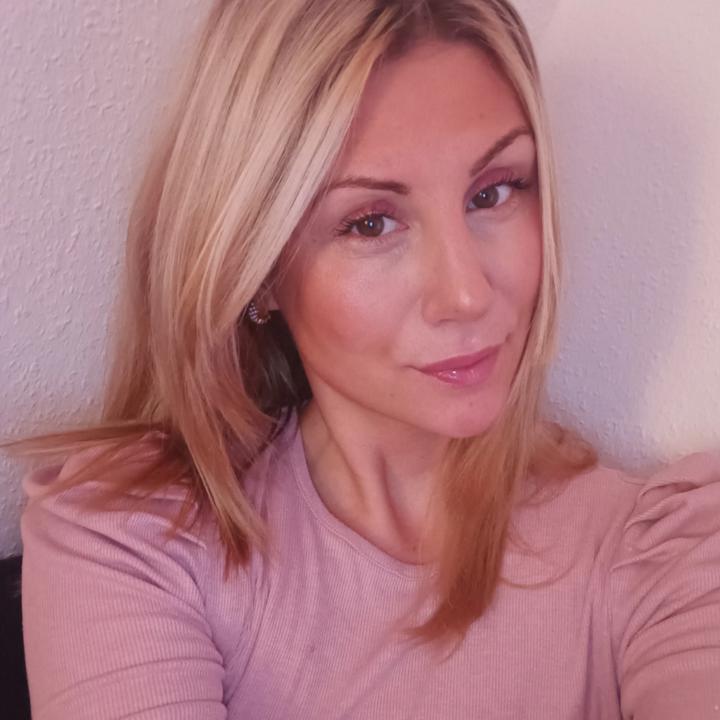 Nadine Mostowfi