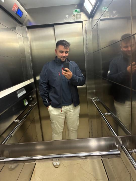 Carlos De León saludes