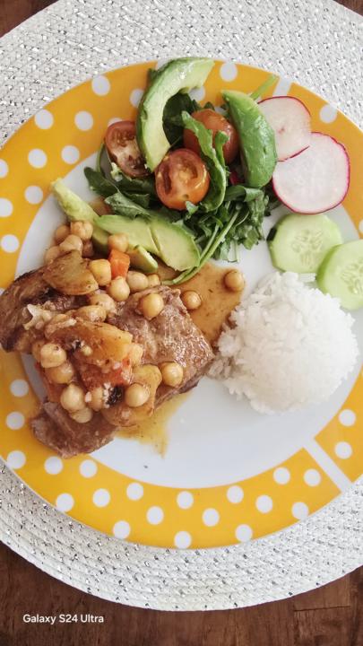 Carne de cerdo en salsa de zanahoria y garbanzos 