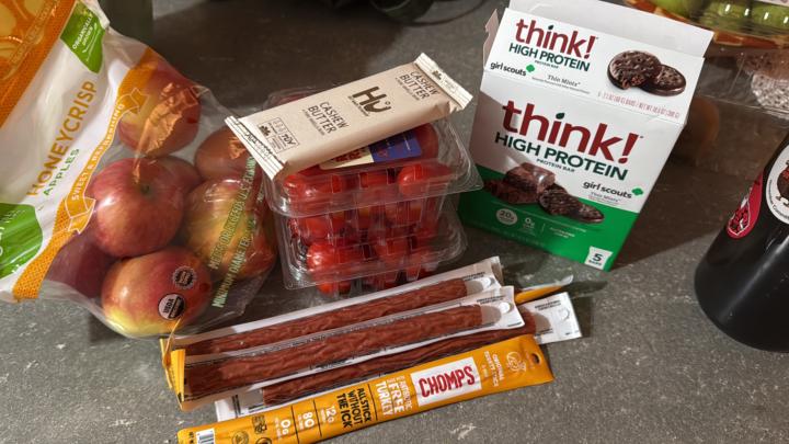 Mis snacks para un vuelo de 8h! Manzanas, tomate cherry, chocolate 70%, y fuentes de proteína 💃🏼