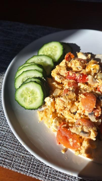 Desayuno ... huevos con feta, tomate cherry y hongos