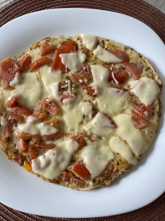 Mi desayuno de hoy: omelet con tomate y queso 🤤