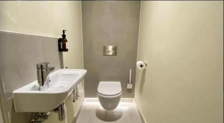 YORK 2 BED 2 BATH (FULLY FURNISHED)