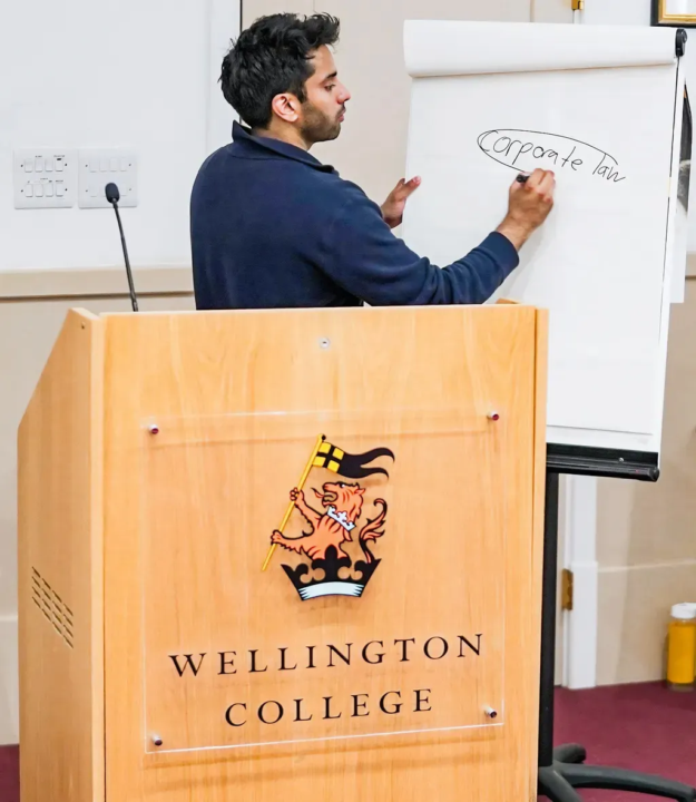 𝐈𝐧𝐬𝐢𝐝𝐞 𝐚 𝐁𝐢𝐥𝐥𝐢𝐨𝐧-𝐏𝐨𝐮𝐧𝐝 𝐃𝐞𝐚𝐥: 𝐓𝐡𝐞 𝐂𝐨𝐫𝐩𝐨𝐫𝐚𝐭𝐞 𝐋𝐚𝐰𝐲𝐞𝐫’𝐬 𝐑𝐨𝐥𝐞 𝐚𝐭 𝐄𝐯𝐞𝐫𝐲 𝐒𝐭𝐚𝐠𝐞