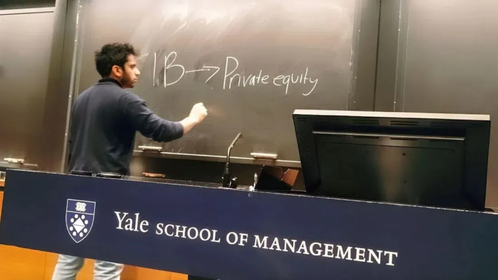 𝐏𝐫𝐨𝐝𝐮𝐜𝐭 𝐯𝐬. 𝐂𝐨𝐯𝐞𝐫𝐚𝐠𝐞 𝐆𝐫𝐨𝐮𝐩𝐬 𝐢𝐧 𝐈𝐧𝐯𝐞𝐬𝐭𝐦𝐞𝐧𝐭 𝐁𝐚𝐧𝐤𝐢𝐧𝐠: 𝐖𝐡𝐢𝐜𝐡 𝐢𝐬 𝐁𝐞𝐭𝐭𝐞𝐫 𝐟𝐨𝐫 𝐘𝐨𝐮𝐫 𝐂𝐚𝐫𝐞𝐞𝐫?