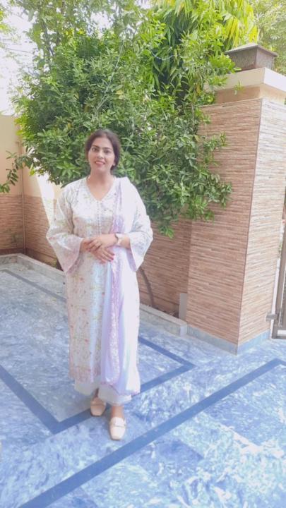 Dr Munazza