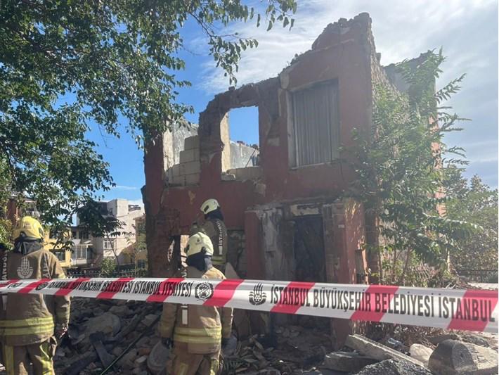 Fatih’te Metruk Binada Kısmi Çökme: Neyse ki Can Kaybı Yok