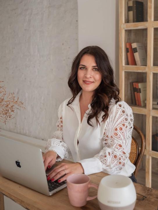 Réka Petikné Szebényi