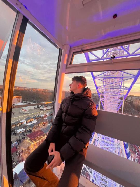 Les jeunes de mon âge : “T’as de la chance de faire 10’000€/mois” 