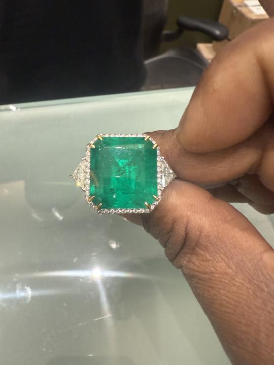 24 carat Emarald ring with Diamonds available for 500,000$