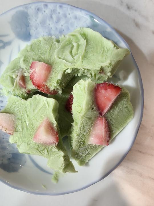 Frozen yogurt bark