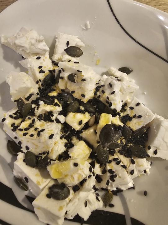 وجبه جبن مع بذور خميره غذائيه وزيت زيتون 