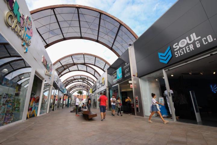 ¿Qué ropa llevas en cada situación? En un centro comercial, en la universidad y para una boda