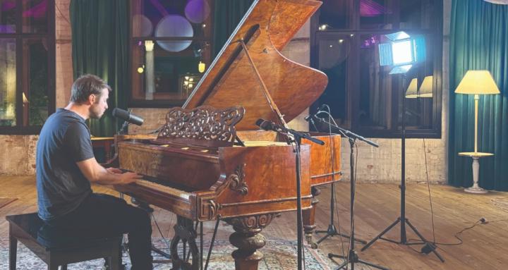 Learn to Play Piano & Sing