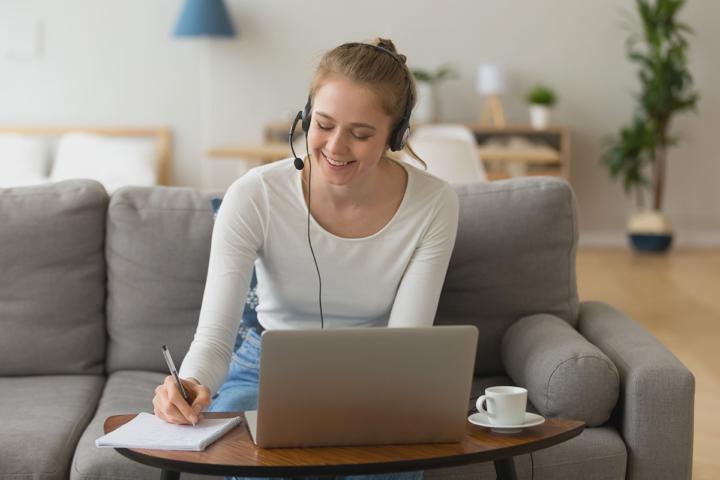 Trabaja desde casa con una PC y unos Audifonos