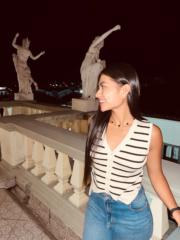 Luna Camila Guzmán dorado