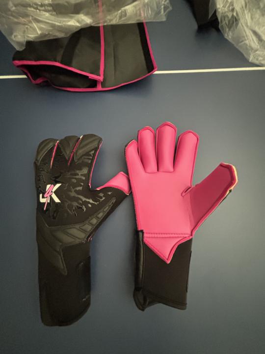 New gloves 🧤😍 ordered 2-3 day shipping and they came in less than 24 hours!! Fast delivery and beautiful gloves 😎