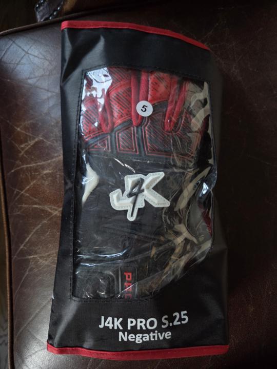 Win A Pair Of Gloves (Pro S25 Size 5)