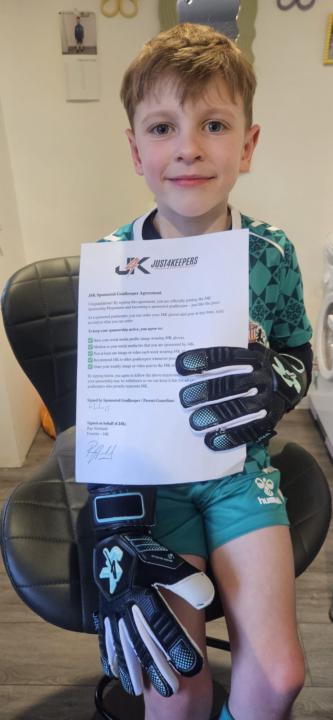 He’s finally signed 🧤 