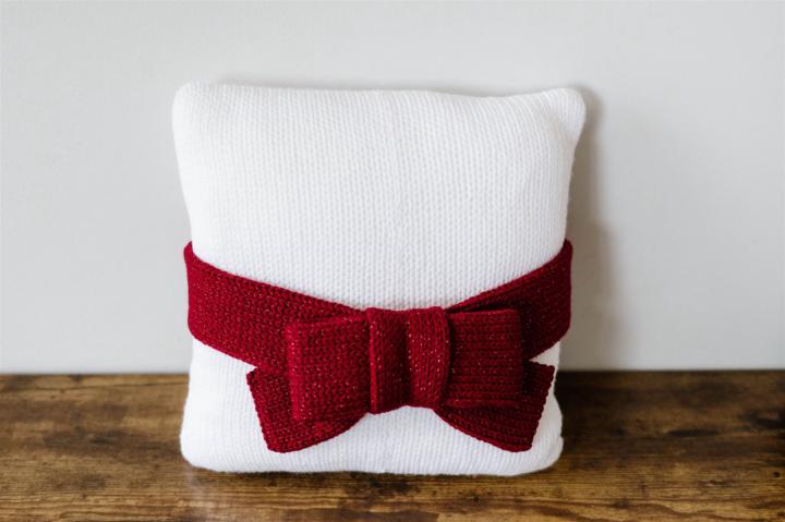 🎁 Knitmas Day 4 Is Here — The Christmas Bow Pillow!