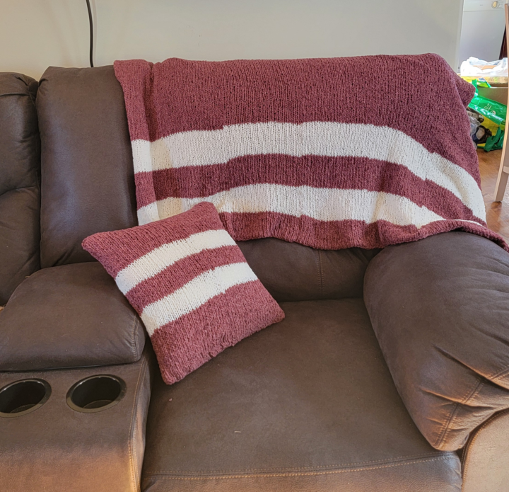 🎄 Knitmas Day 14 — Chenille Appeal Blanket