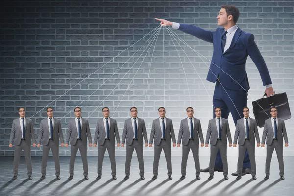 Du bist der Dumme: 10 Vorgehensweisen der Massenmanipulatoren