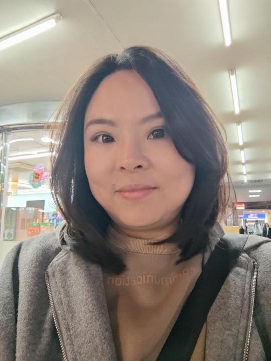 侯 品含