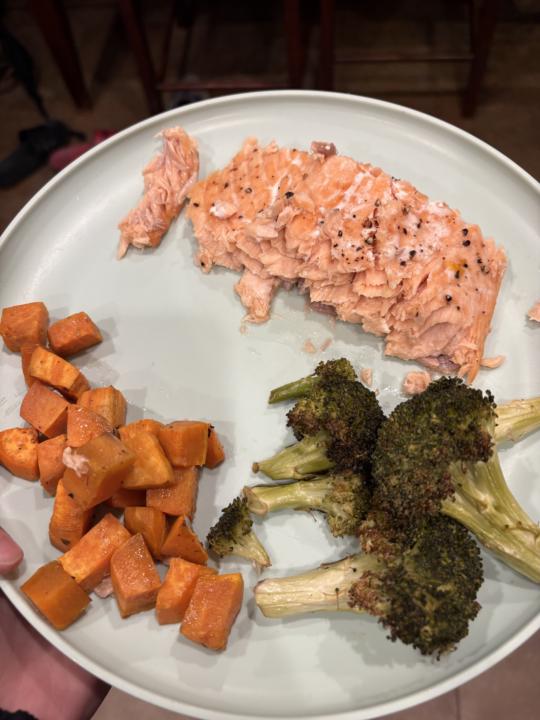 Day 5/7 Food challenge - Salmon with sweet potatoes and broccoli 