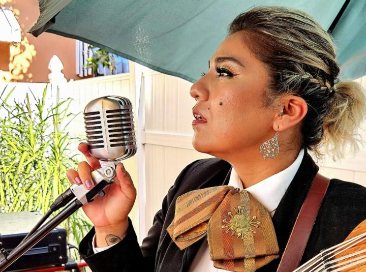 Eunice Aparicio