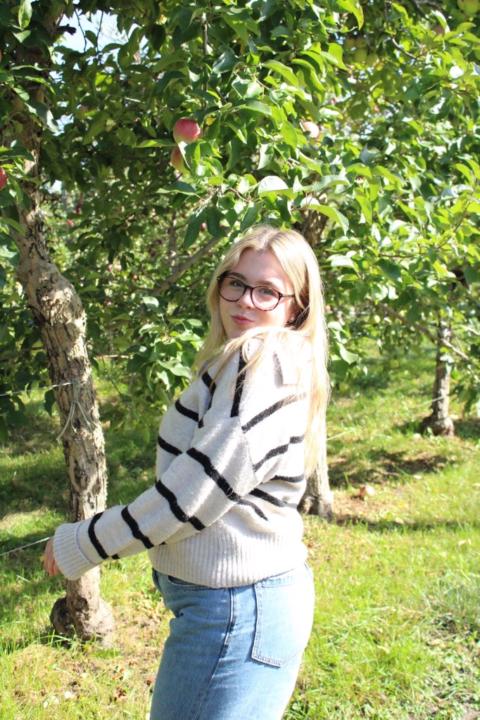 Gabrielle Glaude plante