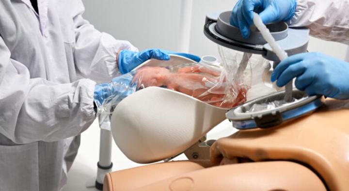 For premature babies, the artificial womb seems to be the solution... but it presents us with immense dilemmas ///. Pour les bébé prématurés, l'utérus artificiel semble être la solution… mais il nous met face à des d'immenses dilemmes