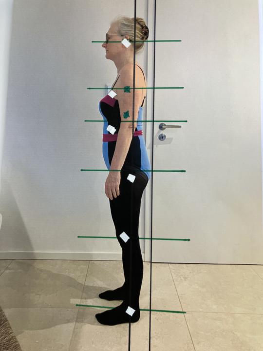 Körper nach vorne verschoben, Bauch zu groß/lang, LWS steif; kaum Lordose, oberer Brustkorb zurück, Knie gestreckt, HWS gestreckt