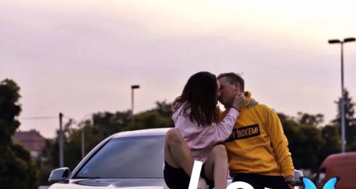 **"Les Cœurs Entrelacés"** 💞