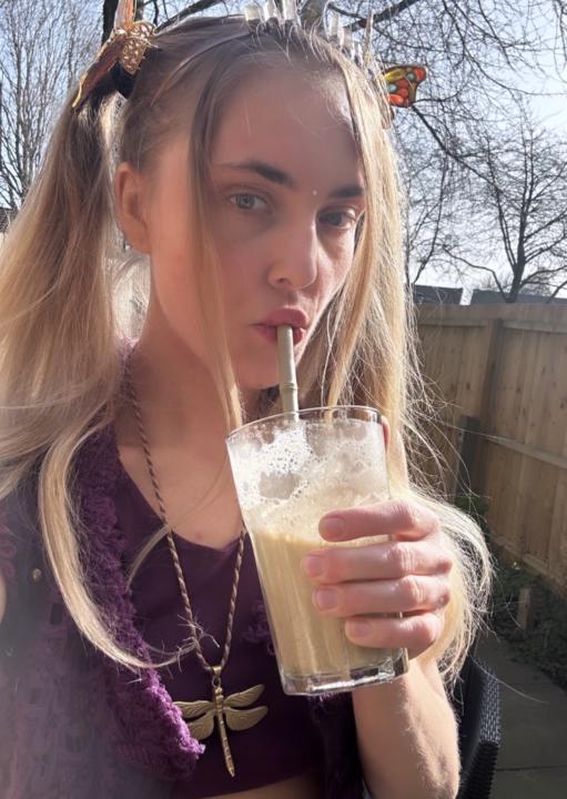 Banana matcha in my hand and sun on my skin ☀️🍌🍵