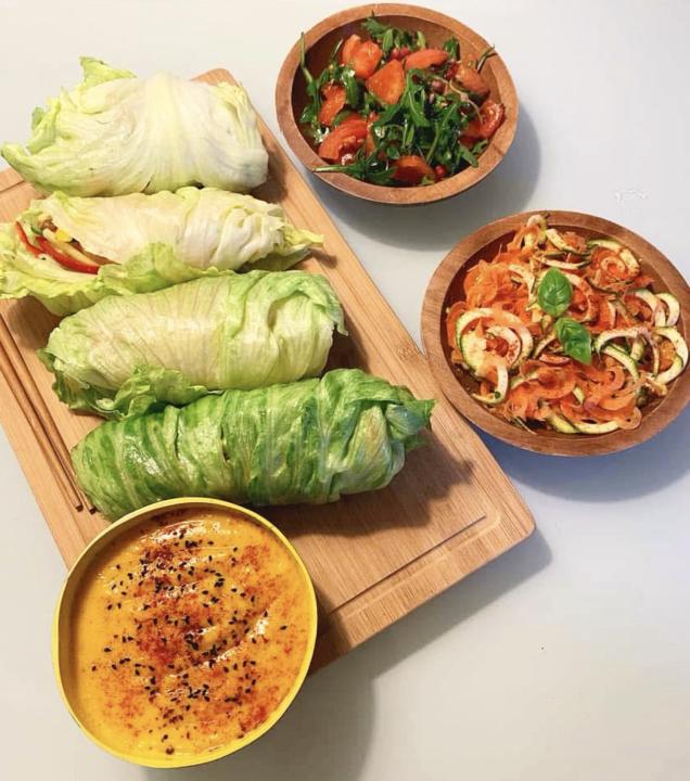 Raw Lettuce Rolls with Courgette Noodles, Carrots & Peppers 🌱✨