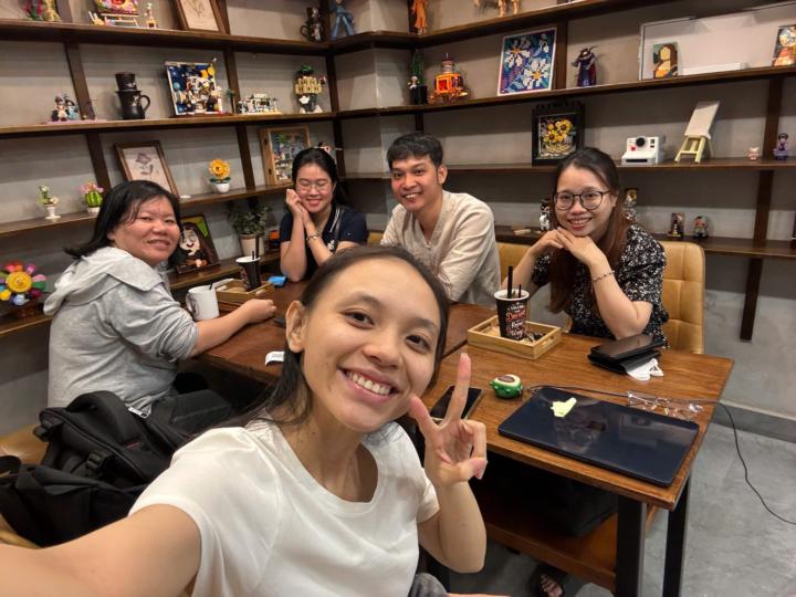 Bạn có sẵn sàng mời tôi một bữa cơm?